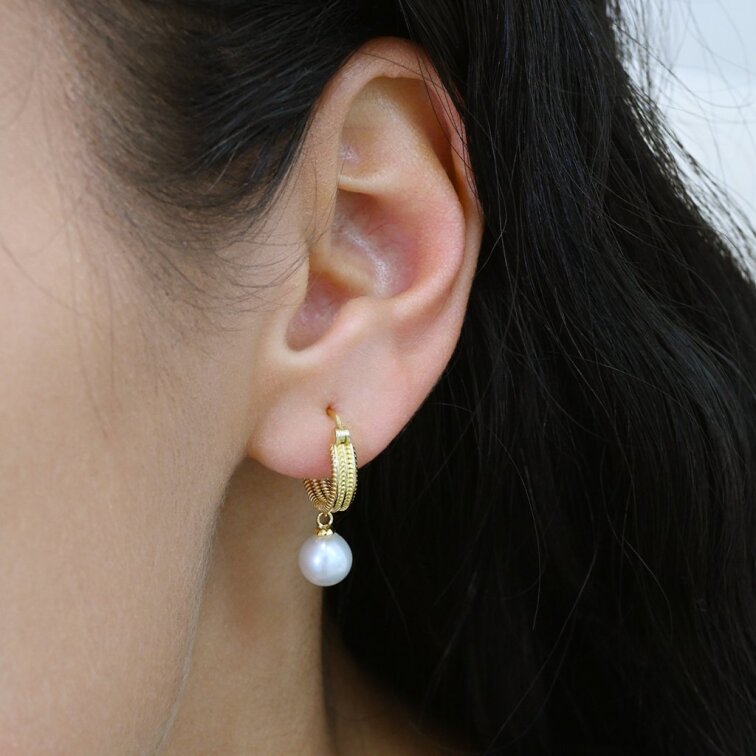 Pozlátené náušnice kruhy so zavesenou riečnou perlou 21127.1