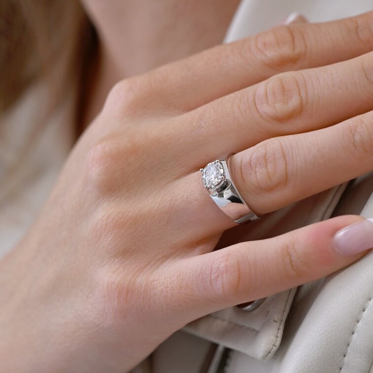 Stříbrný prsten LEO 15M00008 moissanite