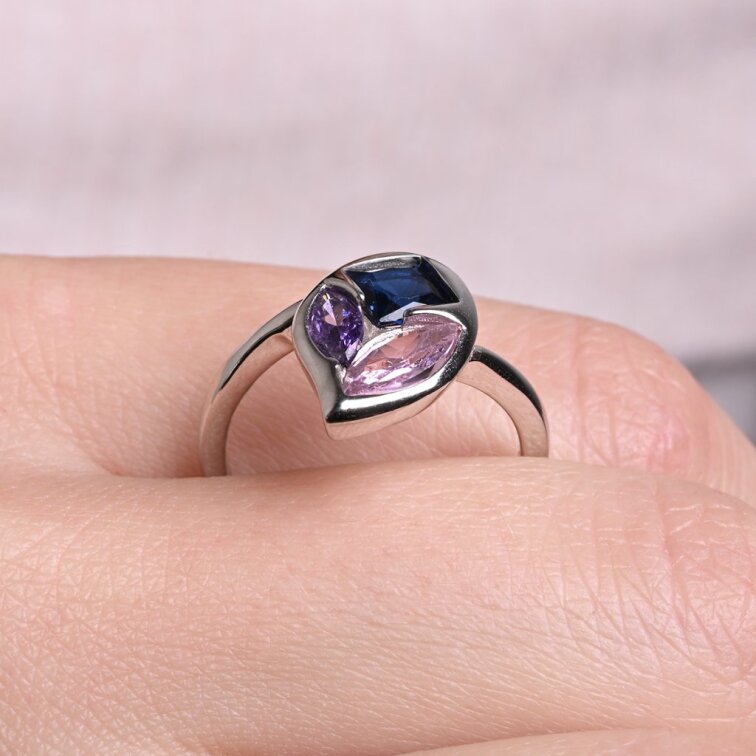 Stříbrný prsten se zirkony 15040.3