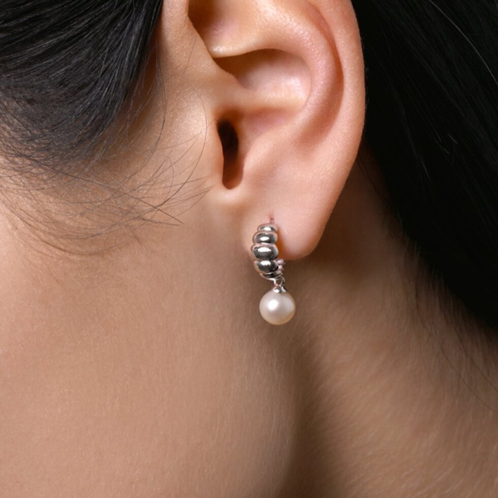 Strieborné náušnice kruhy so zavesenou riečnou perlou 21126.1