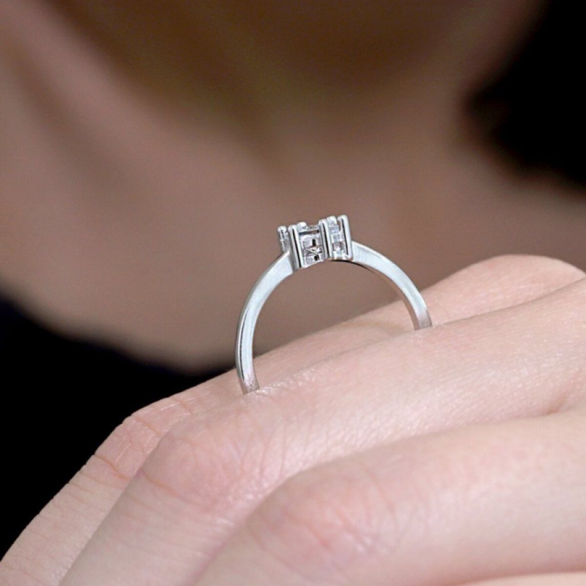 Strieborný prsteň s okrúhlym zirkónom biely 15007.1 crystal