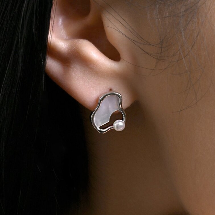 Stříbrné náušnice nepravidelného tvaru s říční perlou 21120.1