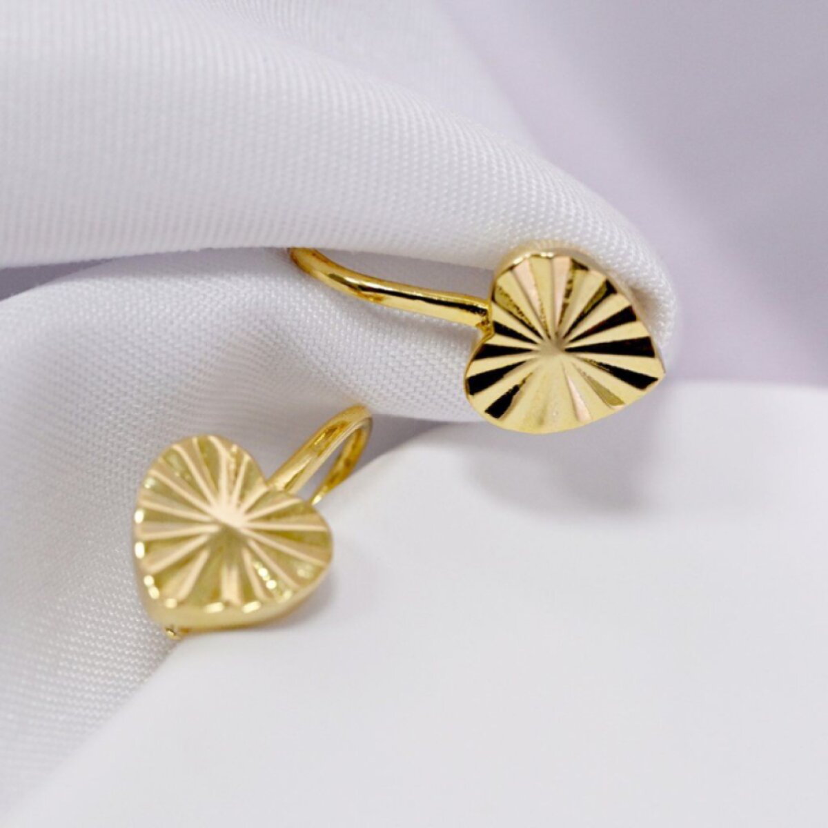 Pozlacené stříbrné náušnice srdíčka se vzorem 61022