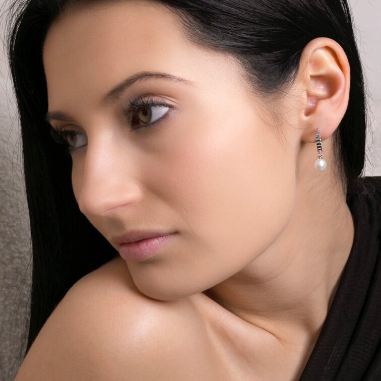 Strieborné náušnice so zavesenou riečnou perlou 21129.1