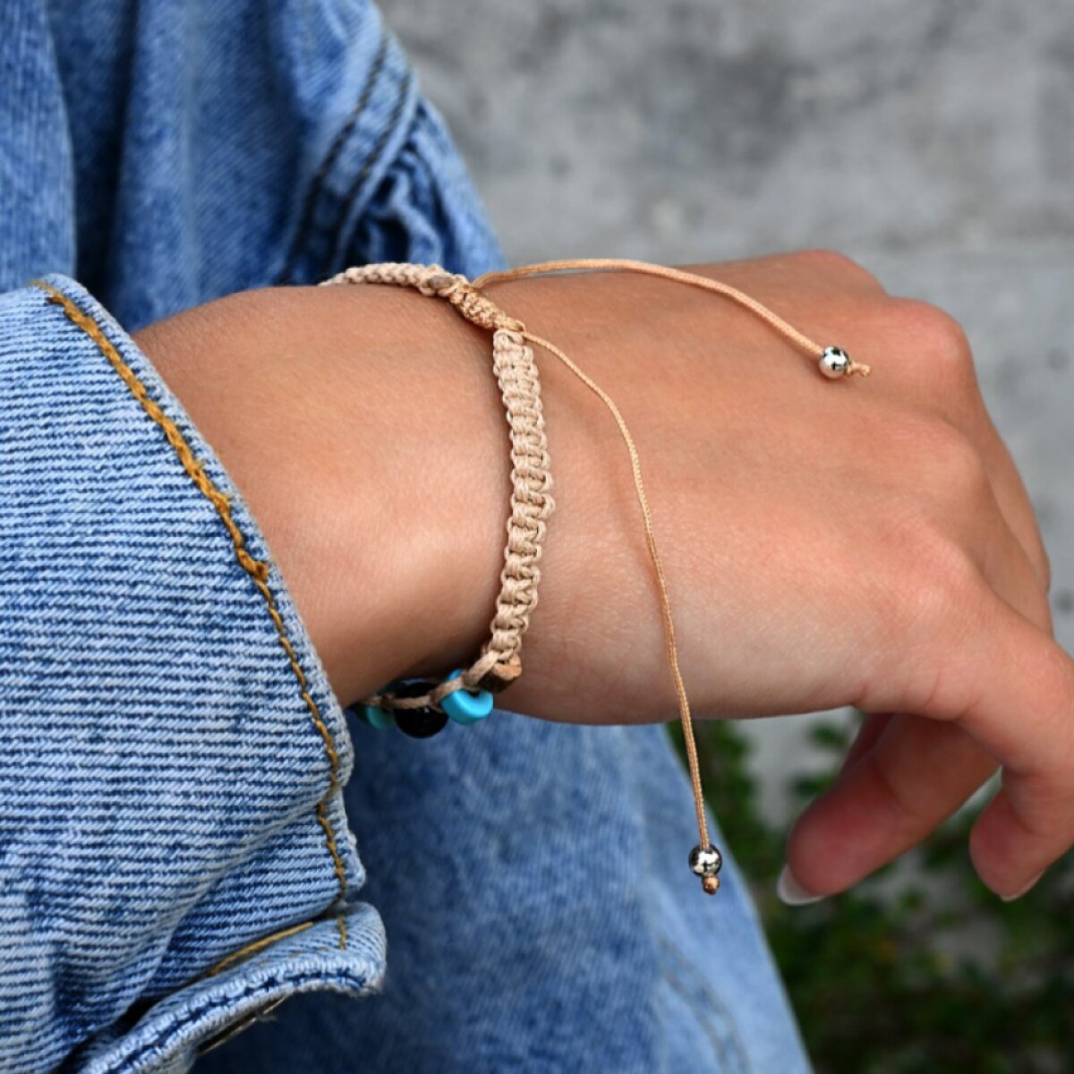 Náramek Shamballa světle hnědý s tyrkysem 43136.3