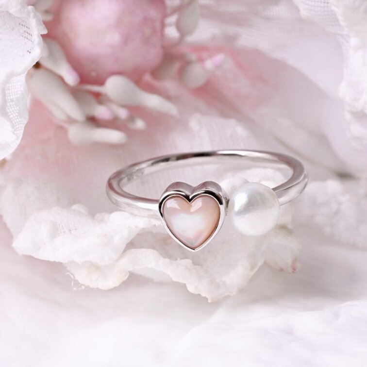 Strieborný prsteň s riečnou perlou a srdcom 25004.1