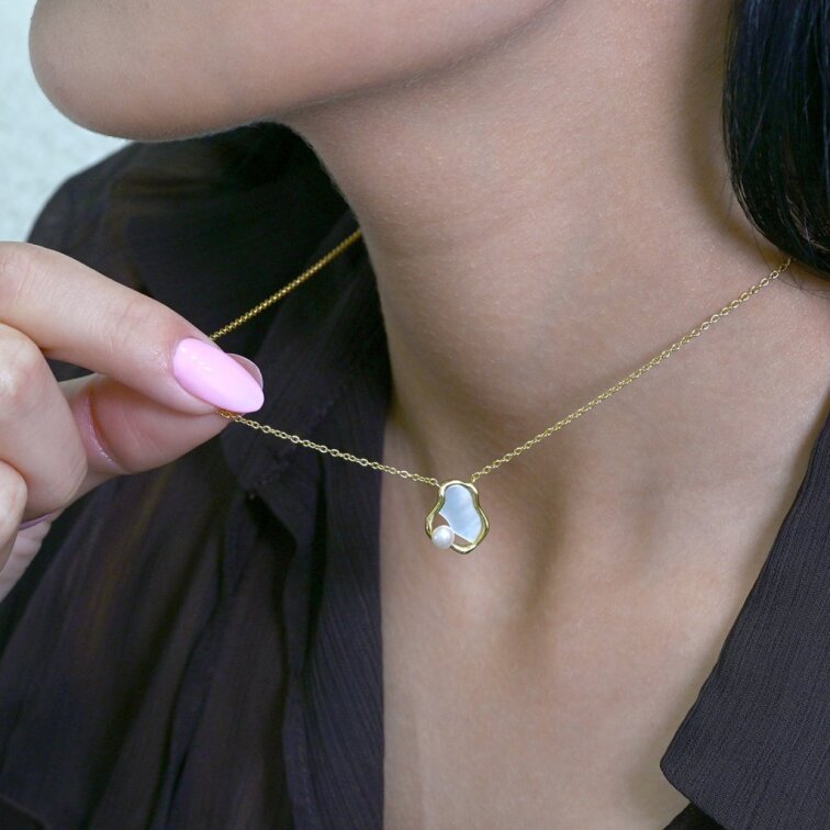 Pozlacený náhrdelník nepravidelného tvaru s říční perlou 22056.1