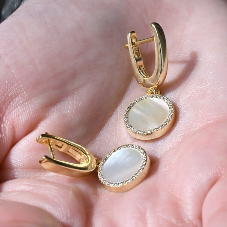 Pozlátené visiace náušnice s bielou perleťou 11734.1