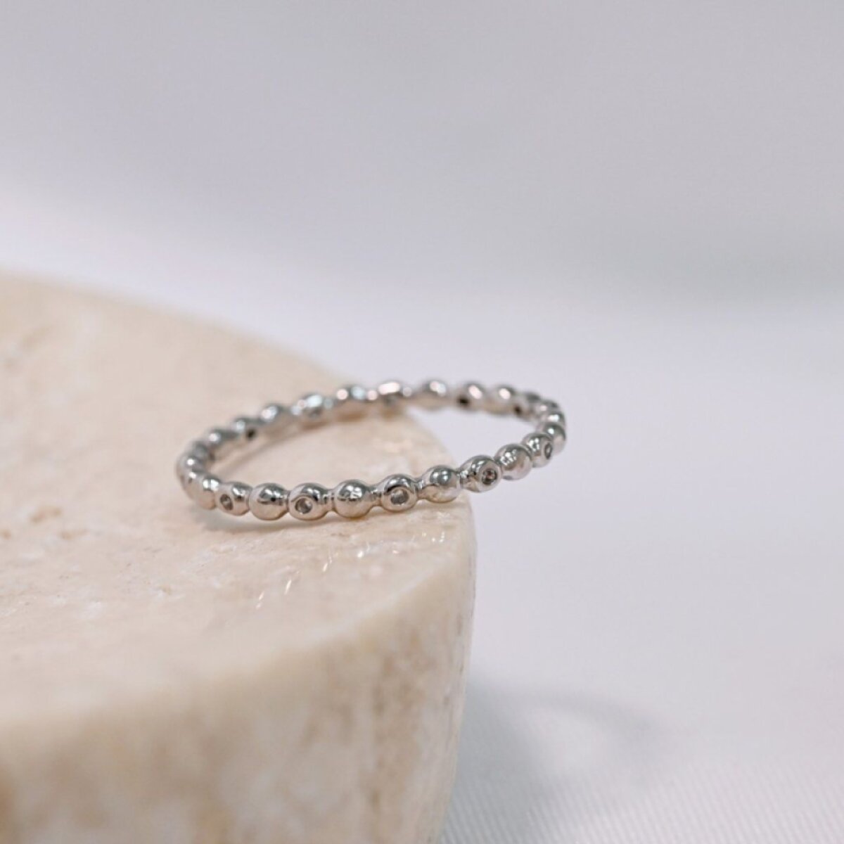 Stříbrný prsten vzorovaný se zirkonky 15005.1 crystal