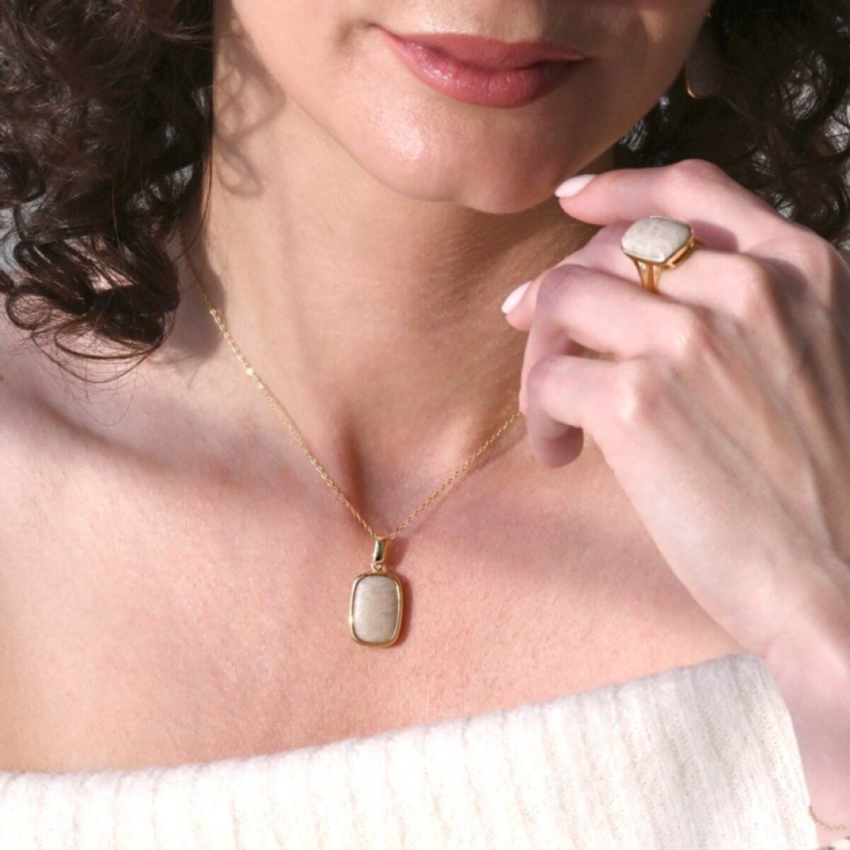 Pozlacený náhrdelník s fosilním korálem 12163.3