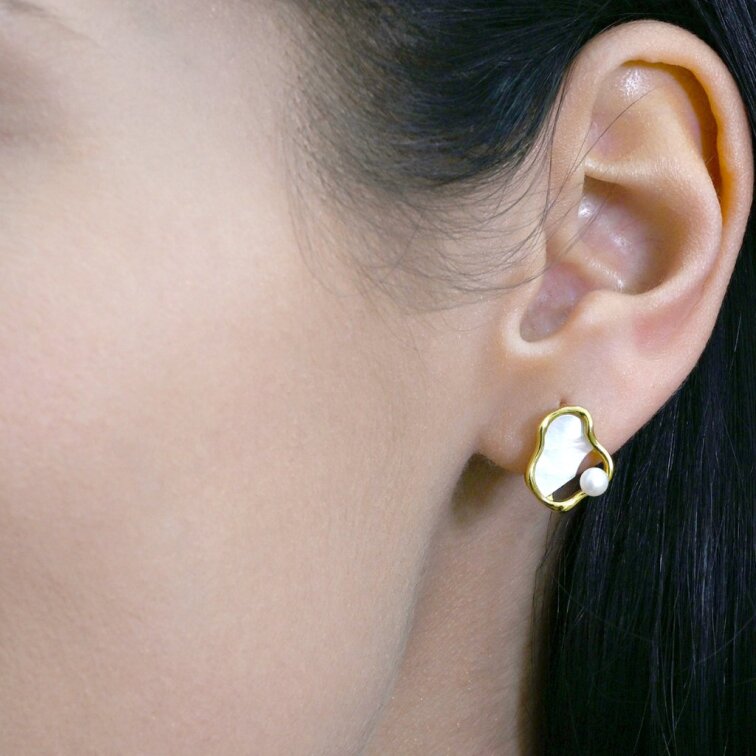 Pozlátené náušnice nepravidelného tvaru s riečnou perlou 21120.1