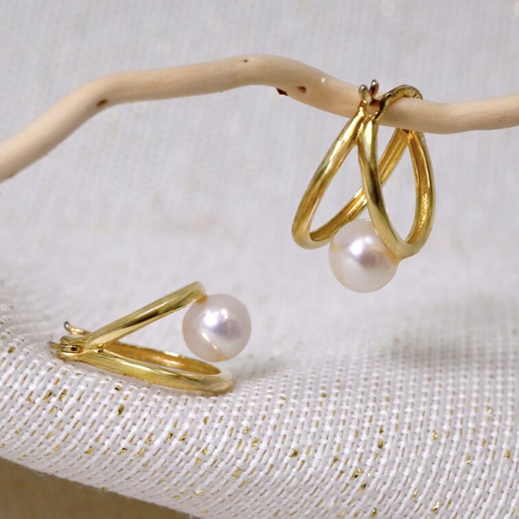 Pozlátené náušnice kruhy s bielou riečnou perlou 21130.1