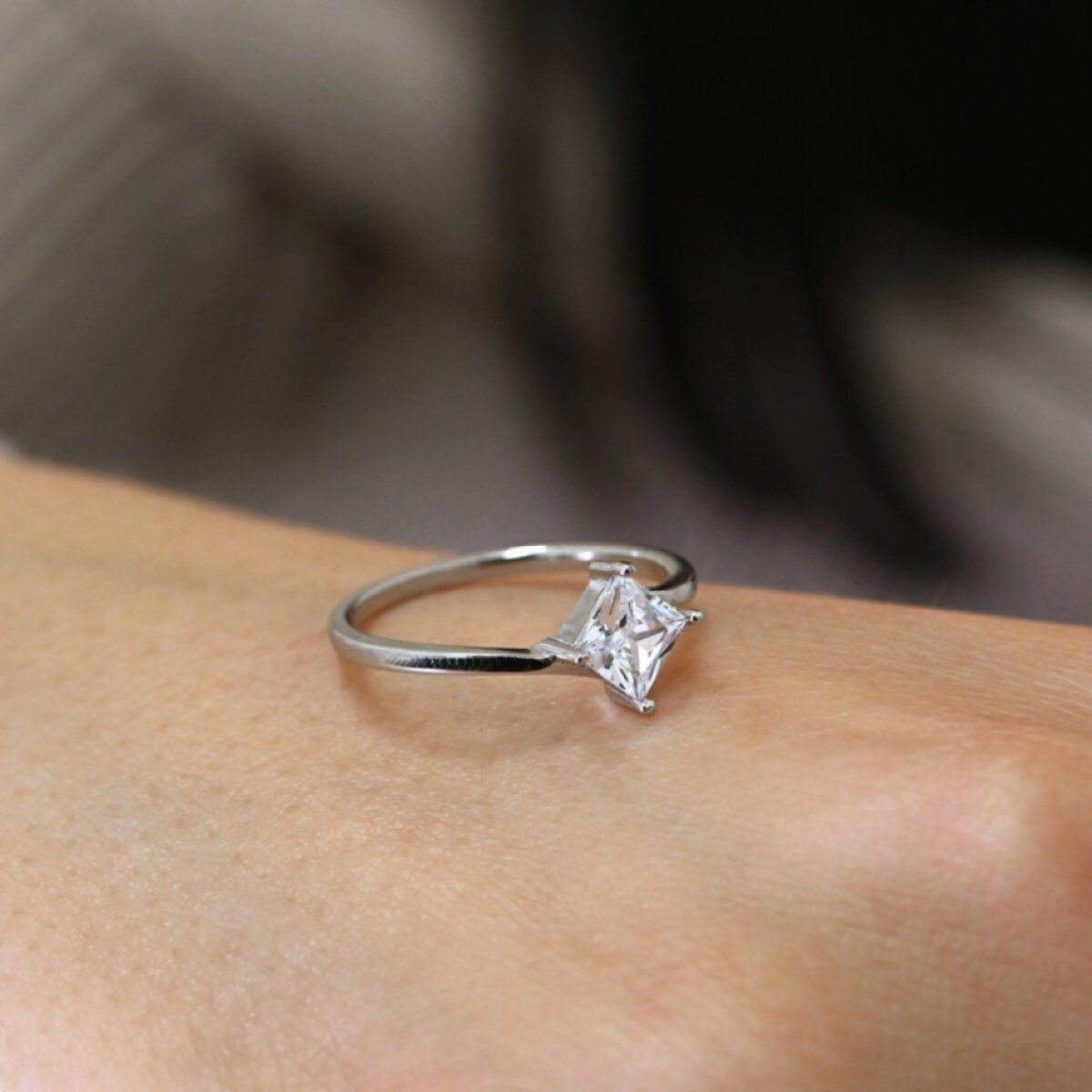 Strieborný prsteň so zirkónom štvorec biely 15006.1 crystal