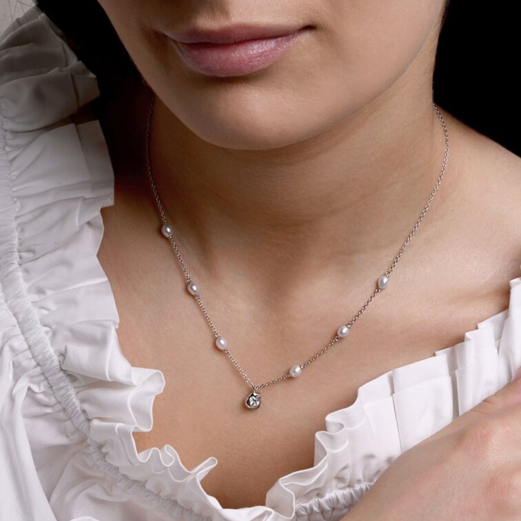 Strieborný náhrdelník s riečnymi perlami a srdiečkom 22058.1