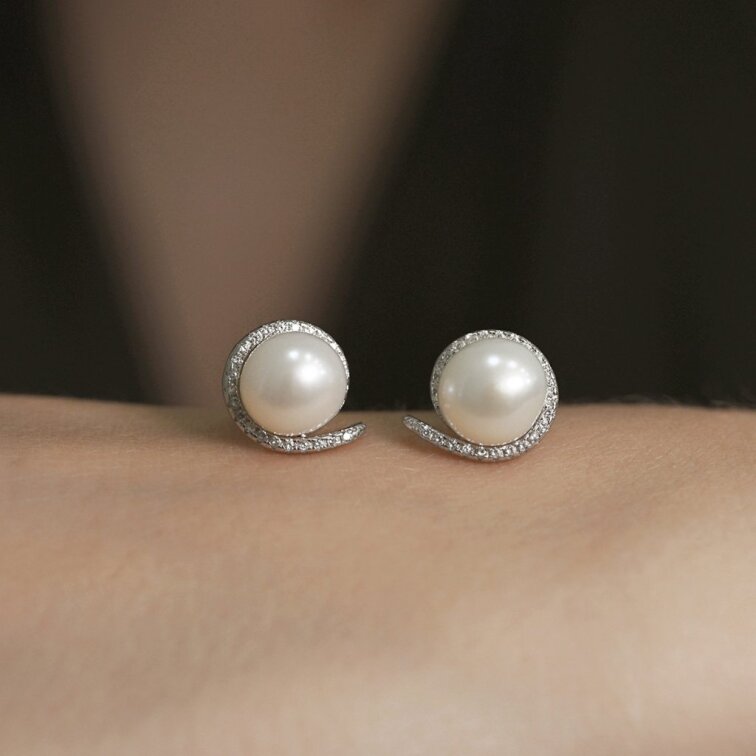 Stříbrné náušnice pecky s bílou říční perlou a zirkony 21116.1