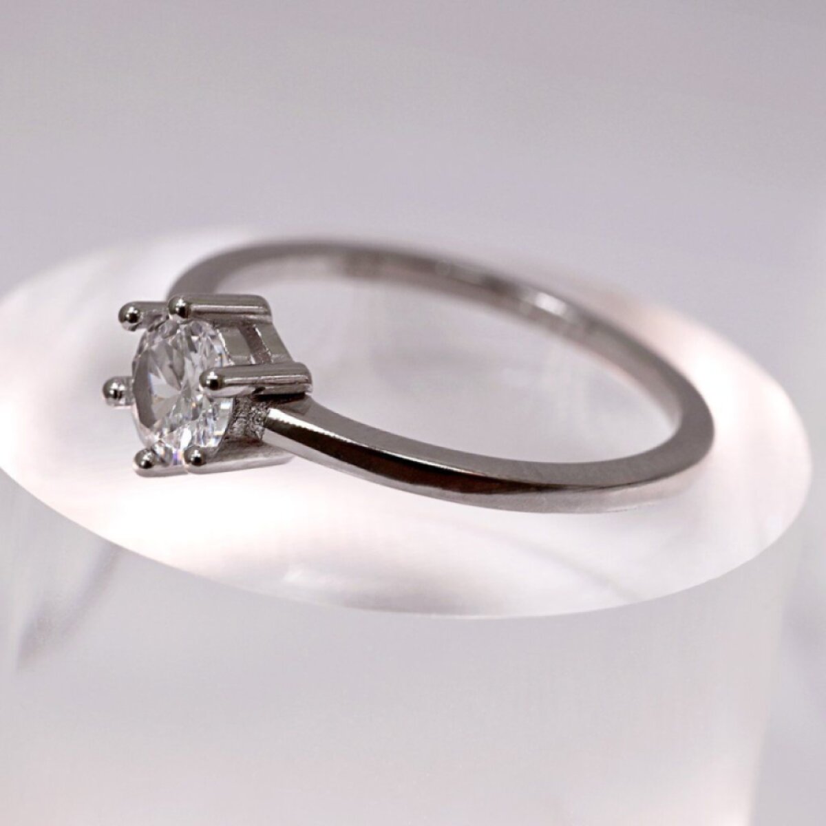 Strieborný prsteň s okrúhlym zirkónom biely 15007.1 crystal