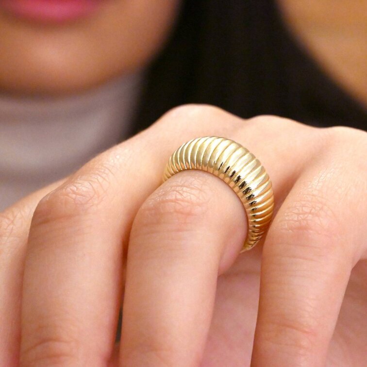 Pozlátený prsteň vrúbkovaný 65025