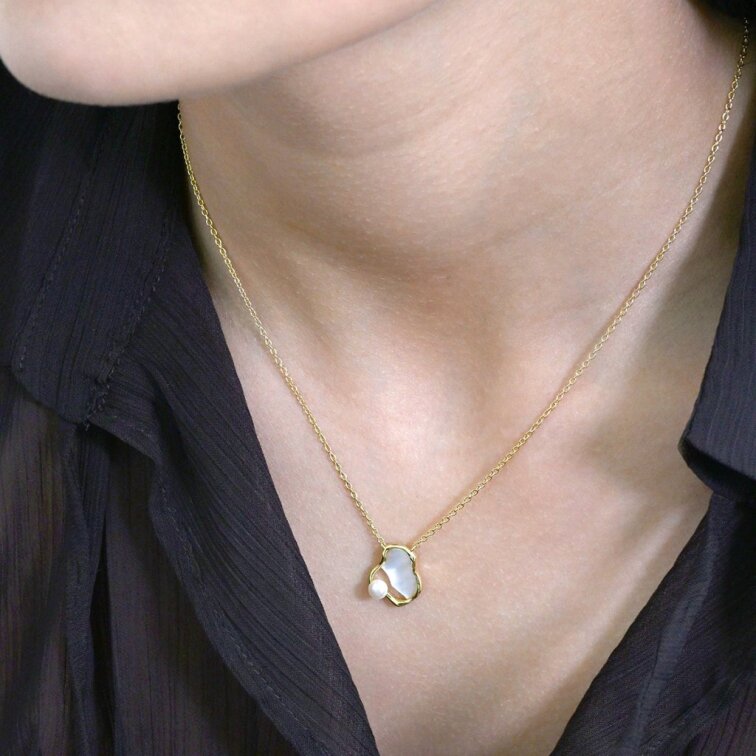 Pozlacený náhrdelník nepravidelného tvaru s říční perlou 22056.1