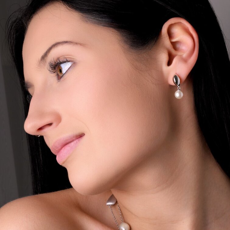 Strieborné náušnice so zavesenou riečnou perlou 21128.1