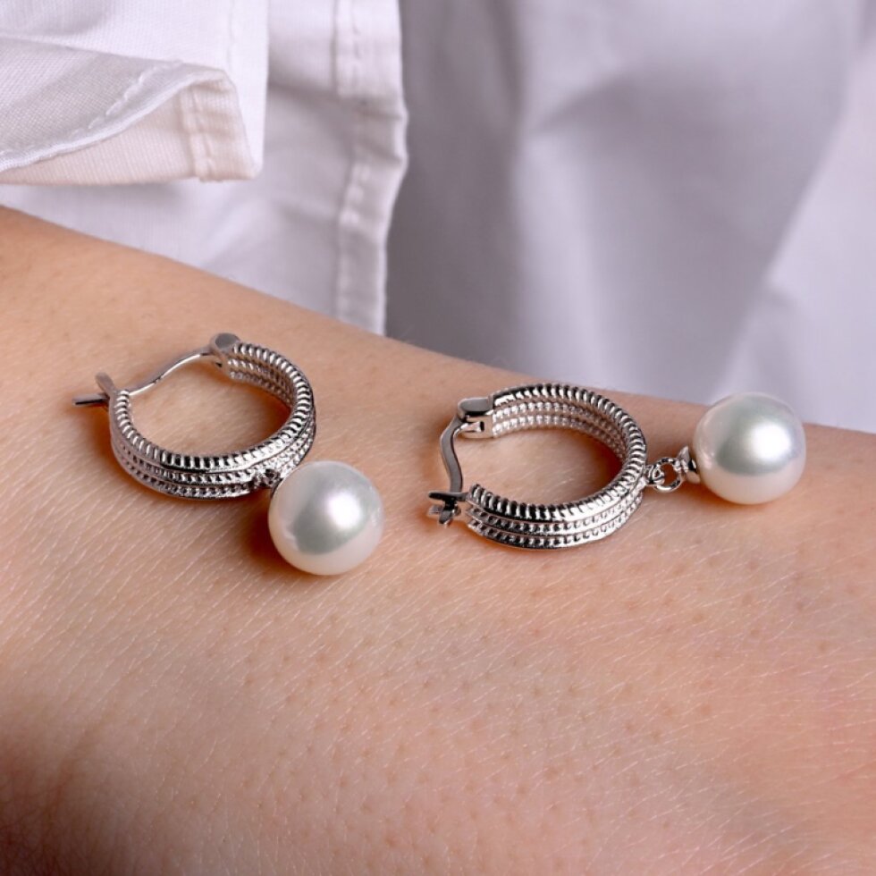 Strieborné náušnice kruhy so zavesenou riečnou perlou 21127.1