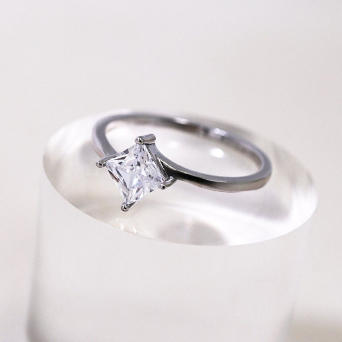 Strieborný prsteň so zirkónom štvorec biely 15006.1 crystal