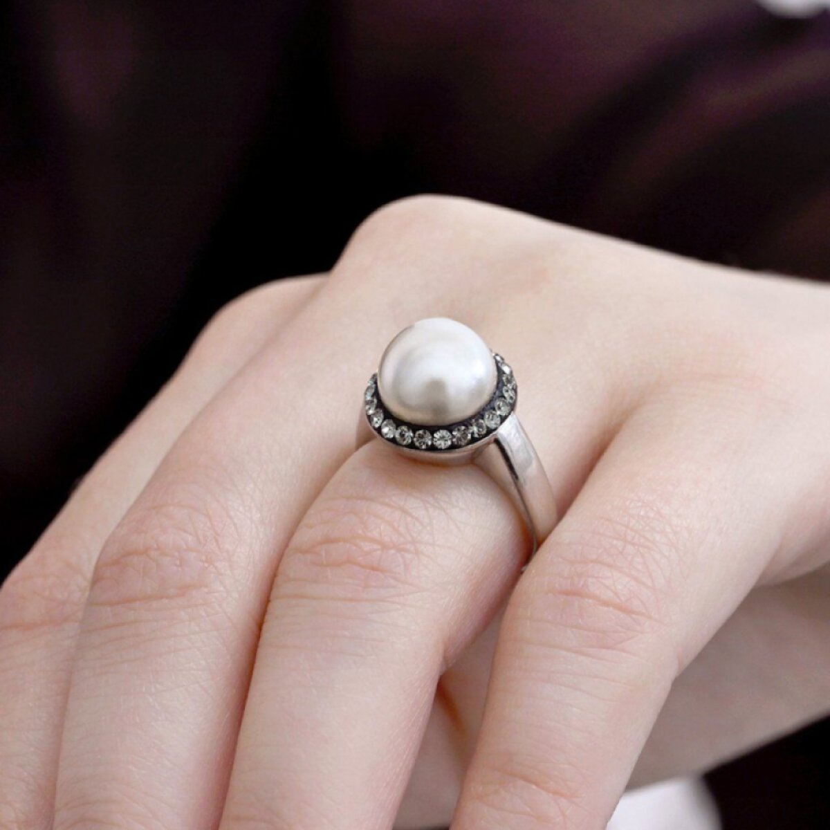 Stříbrný prsten s šedými krystaly Swarovski a bílou perlou 35021.3