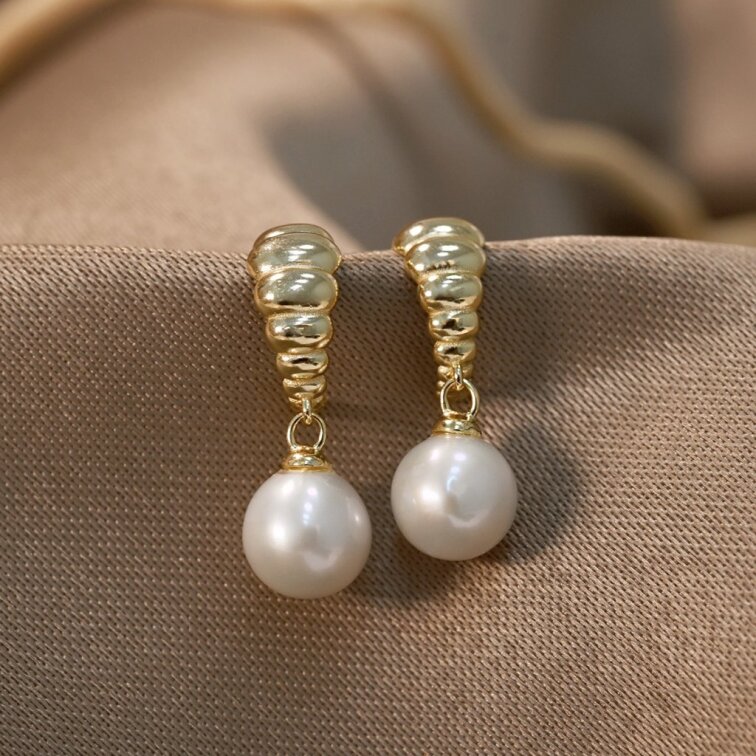 Pozlacené náušnice kruhy se zavěšenou říční perlou 21126.1