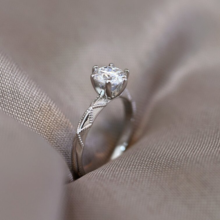 Stříbrný prsten MIA s ornamentem 15M00005 moissanite