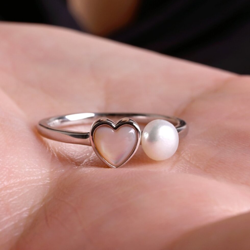 Strieborný prsteň s riečnou perlou a srdcom 25004.1
