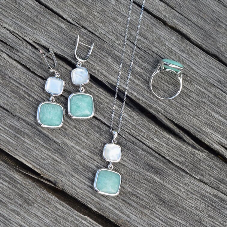 Strieborné náušnice s amazonitom a bielou perleťou 11742.3