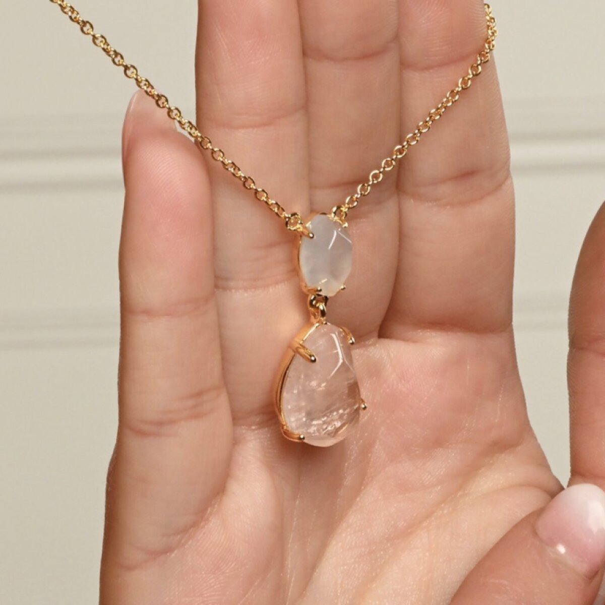 Pozlacený náhrdelník s růženínem a chalcedonem 12161.3