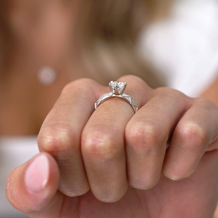 Stříbrný prsten MIA s ornamentem 15M00005 moissanite