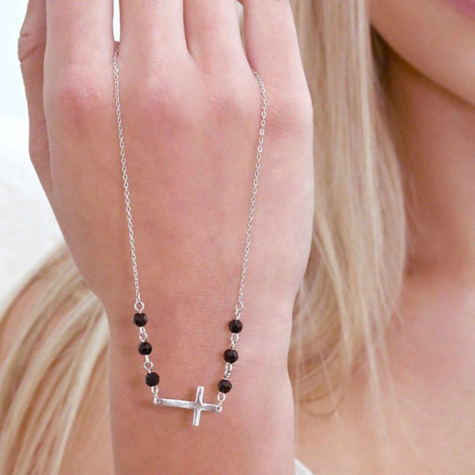Stříbrný náhrdelník křížek s černými korálky 12119.3