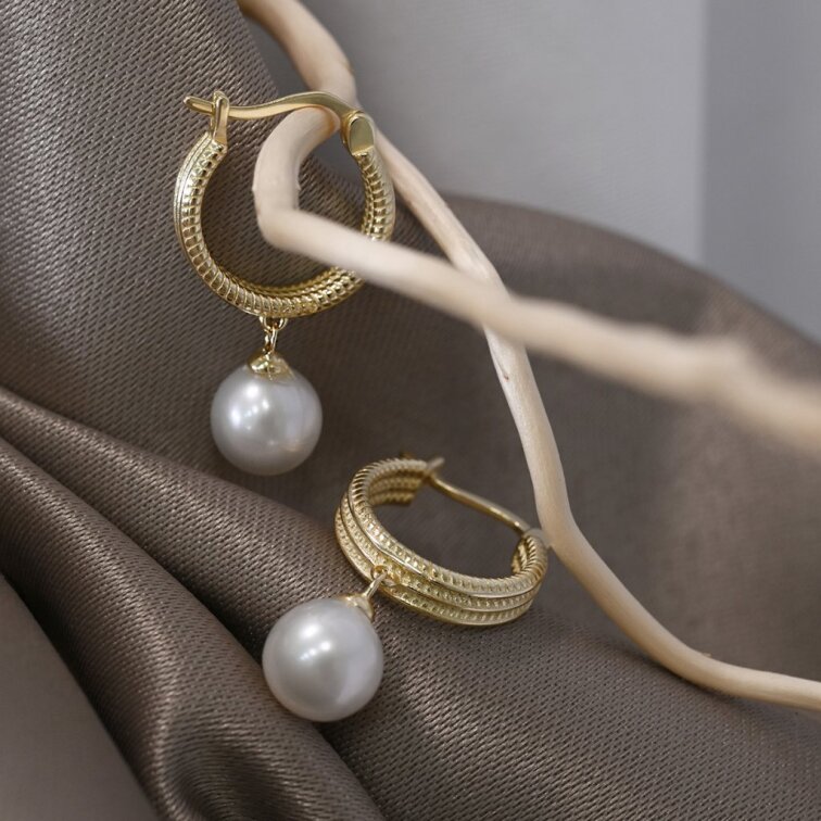 Pozlátené náušnice kruhy so zavesenou riečnou perlou 21127.1