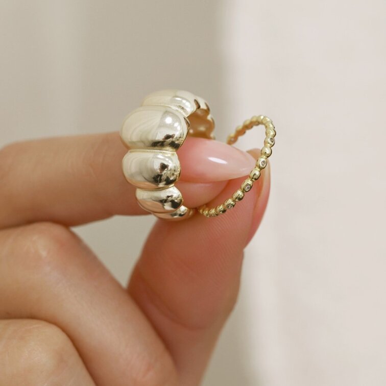 Pozlátený prsteň výrazného tvaru 65026