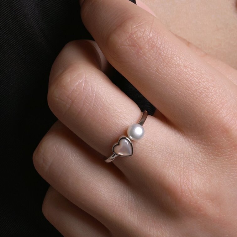 Strieborný prsteň s riečnou perlou a srdcom 25004.1