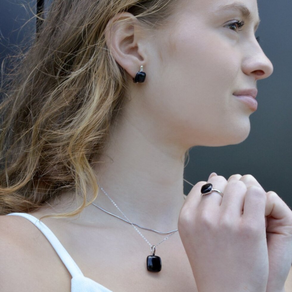 Strieborné náušnice s onyxom 11731.3