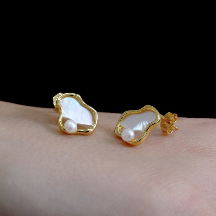 Pozlátené náušnice nepravidelného tvaru s riečnou perlou 21120.1