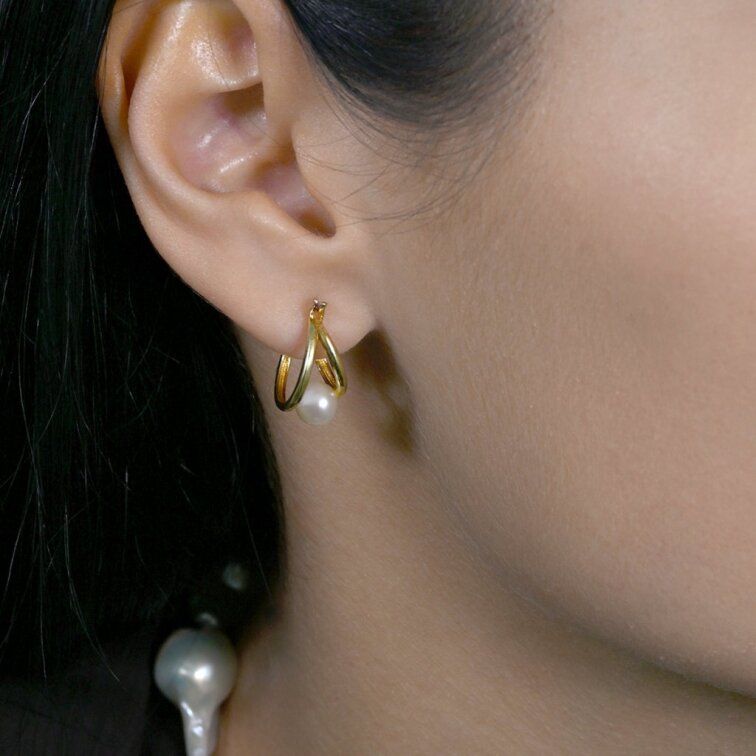 Pozlátené náušnice kruhy s bielou riečnou perlou 21130.1