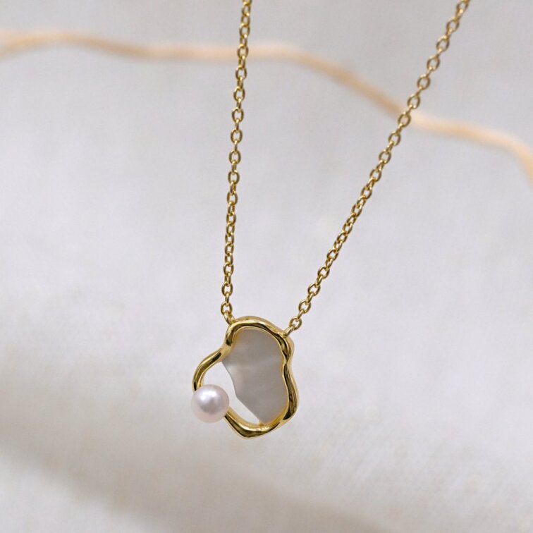 Pozlacený náhrdelník nepravidelného tvaru s říční perlou 22056.1
