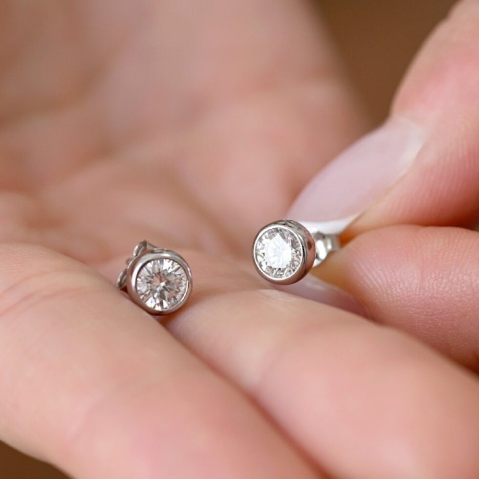 Strieborné náušnice AMELIA 11M00005 moissanite