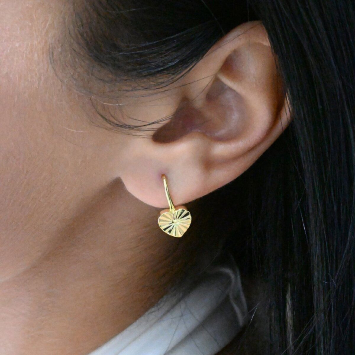 Pozlacené stříbrné náušnice srdíčka se vzorem 61022