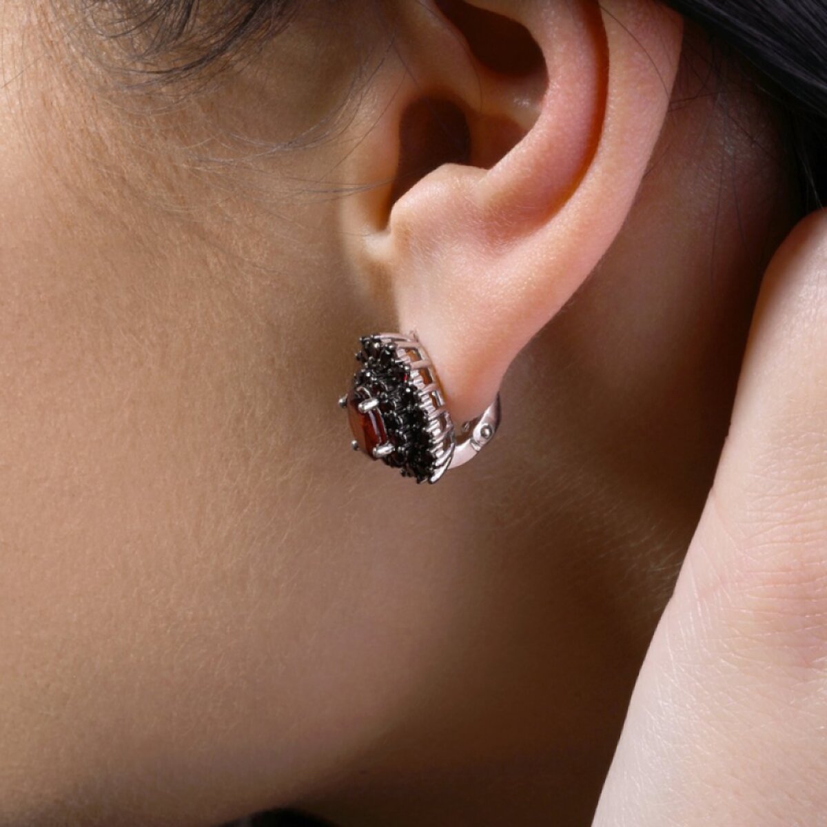 Stříbrné náušnice bohatě osazené granáty 11497.3