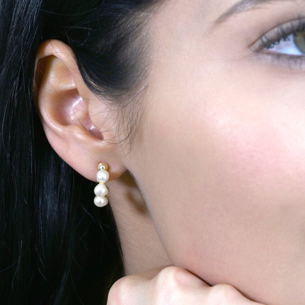 Pozlátené náušnice kruhy s bielymi riečnymi perlami 21131.1