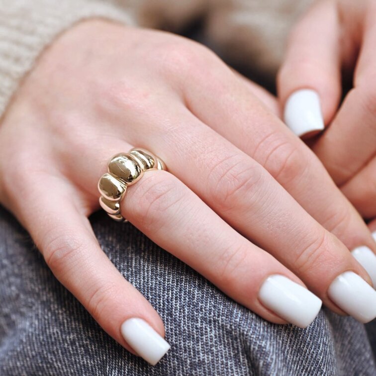 Pozlátený prsteň výrazného tvaru 65026