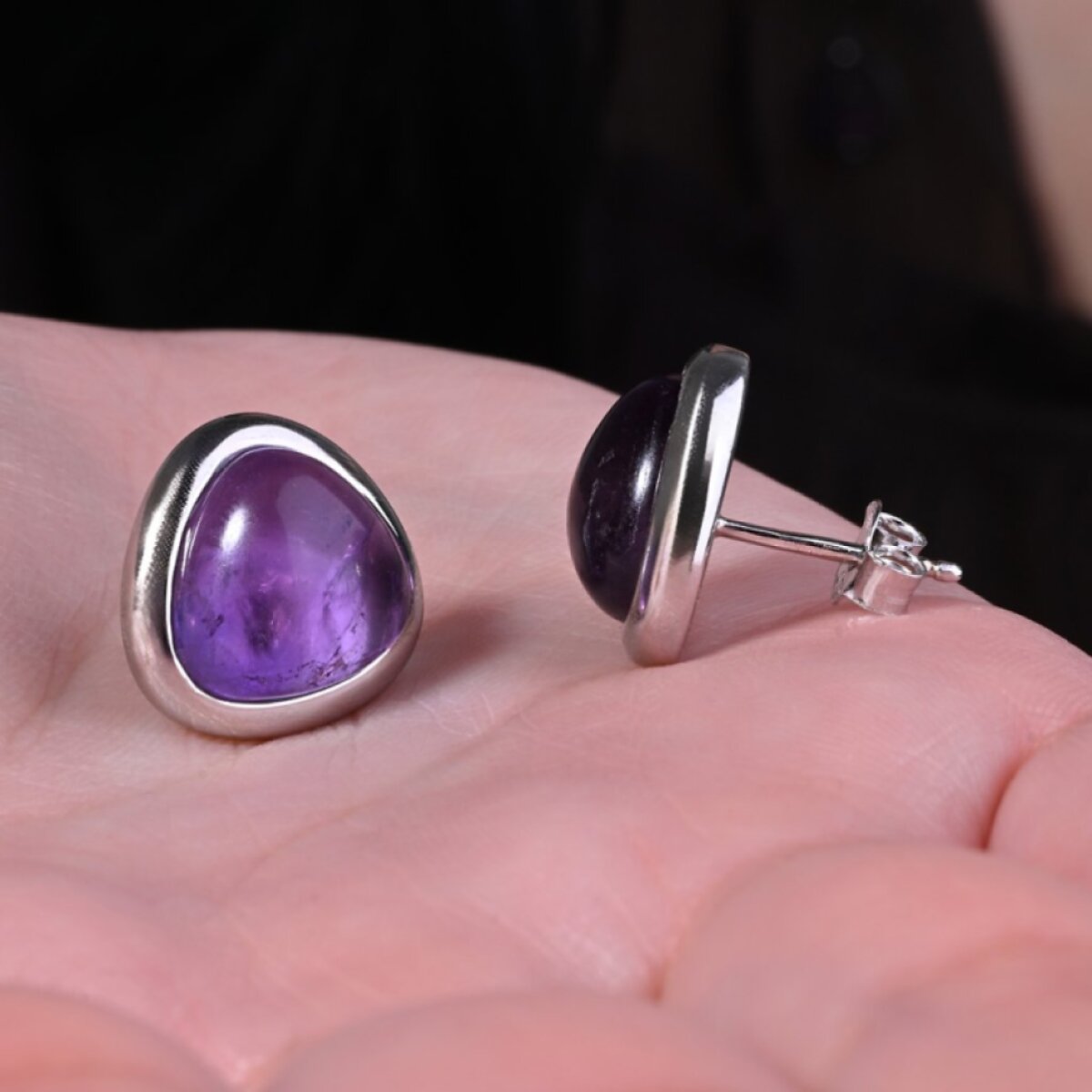 Stříbrné náušnice trojúhelník s ametystem 11728.3