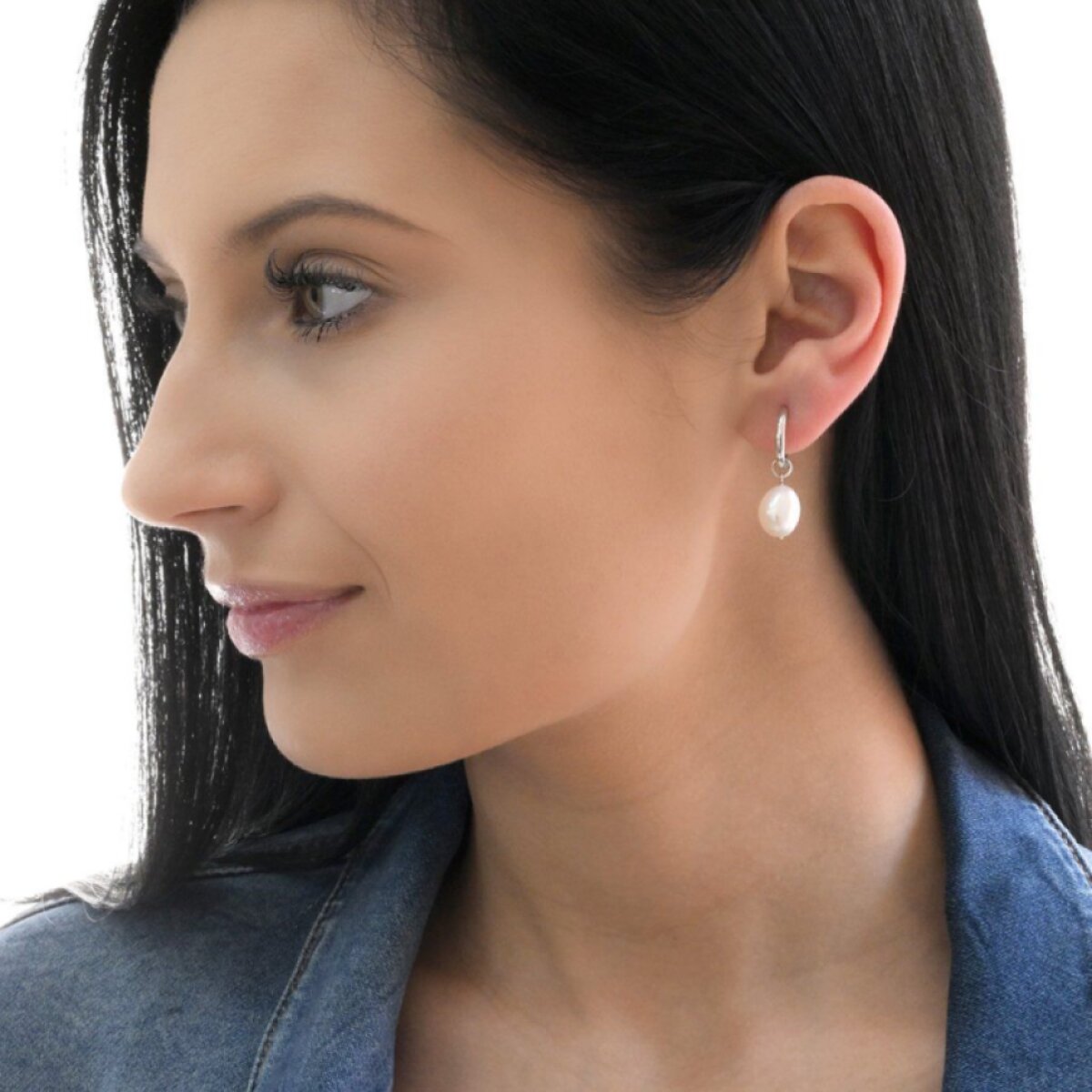 Strieborné náušnice kruhy s visiacou bielou riečnou perlou baroko 21106.1