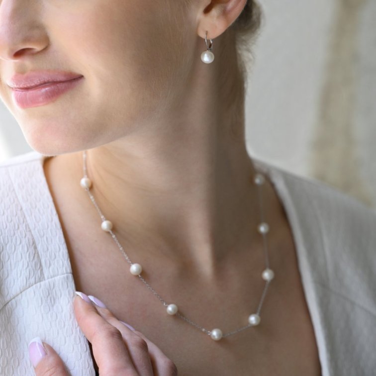 Stříbrné náušnice visací s bílou říční perlou 21044.1