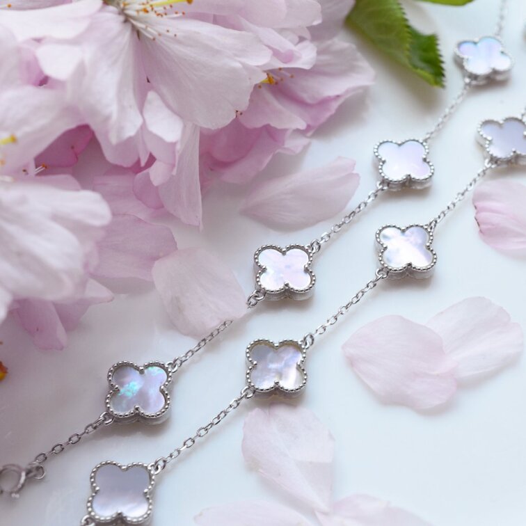 Stříbrný náramek perleťové čtyřlístky 13089.1