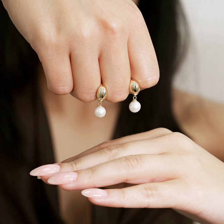 Pozlacené náušnice kruhy se zavěšenou říční perlou 21128.1